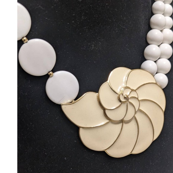 Vintage TRIFARI Signed Enamel Sea Shell Lucite Bead‎ Necklace Bold & Beachy - Picture 2 of 6
